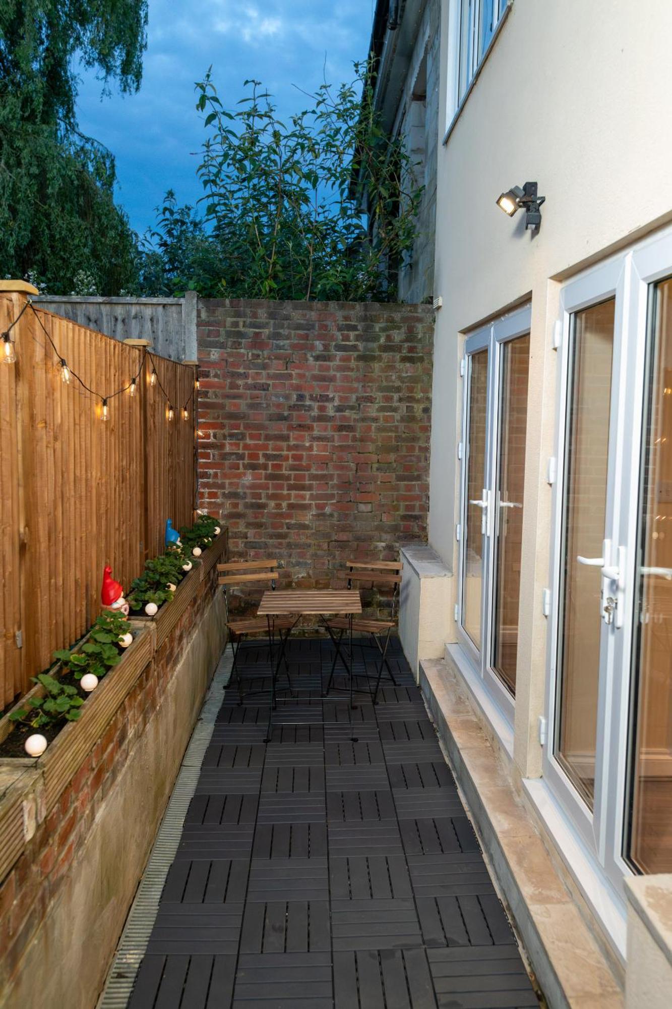Cosy 1 Bedroom Basement Apartment With Private Patio Area Londýn Exteriér fotografie